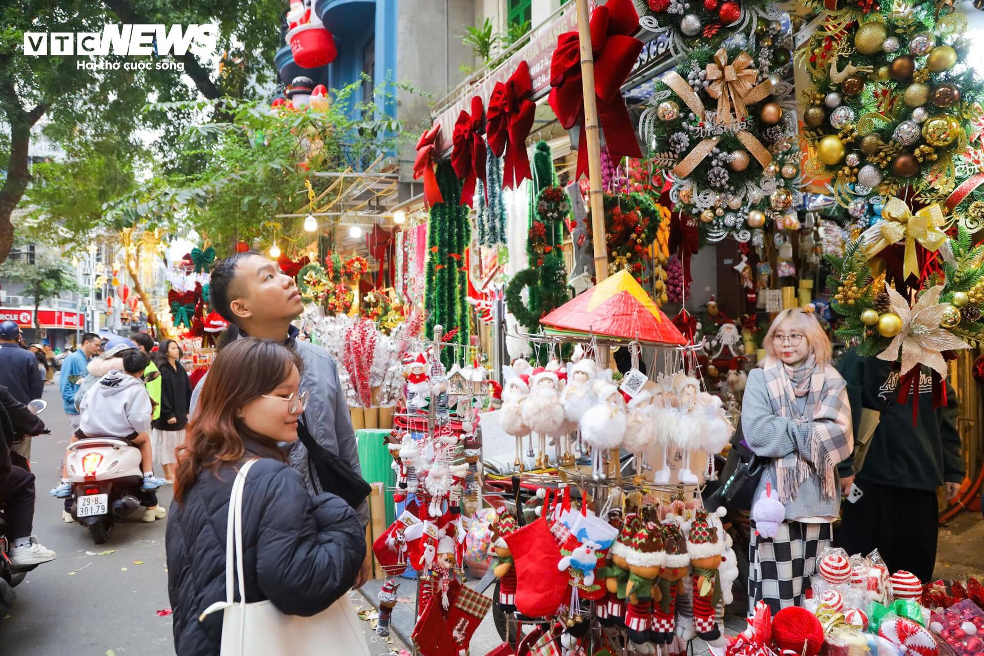 Les jeunes de Hanoi se déguisent pour « s'enregistrer » pour Noël en avance dans la rue Hang Ma - 3