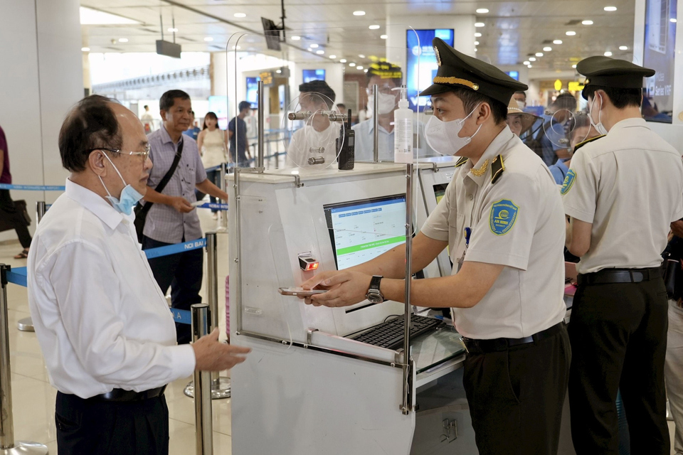 Du kh&aacute;ch l&agrave;m thủ tục l&ecirc;n m&aacute;y bay tại s&acirc;n bay Nội B&agrave;i. Ảnh: Ho&agrave;i Nam