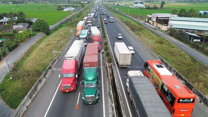 Ho Chi Minh City - Trung Luong Expressway is congested for a long time after two consecutive accidents. Photo: Hoang Nam