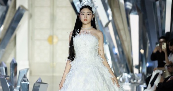 La fille de Quyen Linh a surpris le public lorsqu'elle a porté une robe de mariée à l'âge de 18 ans.