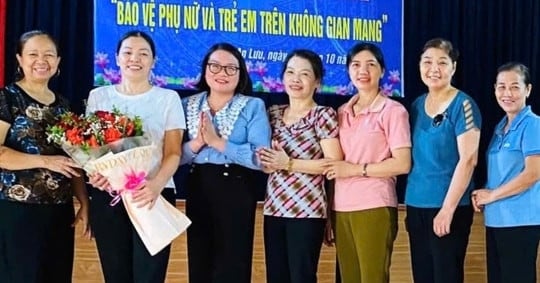 Kinh Môn xây dựng mô hình 'Tổ phụ nữ trên không gian mạng'