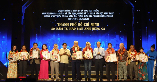 Award ceremony for the composition campaign "HCMC - 50 years of proud heroic epic"