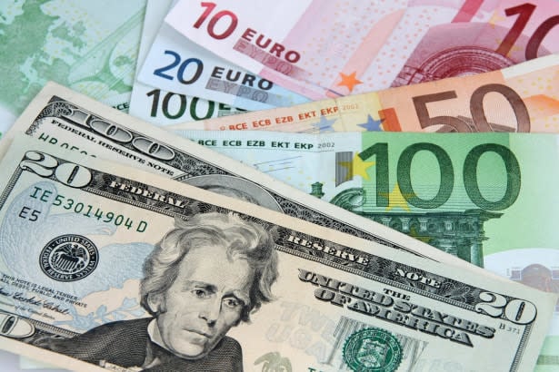 Giá USD thấp nhất 15 tháng so với euro