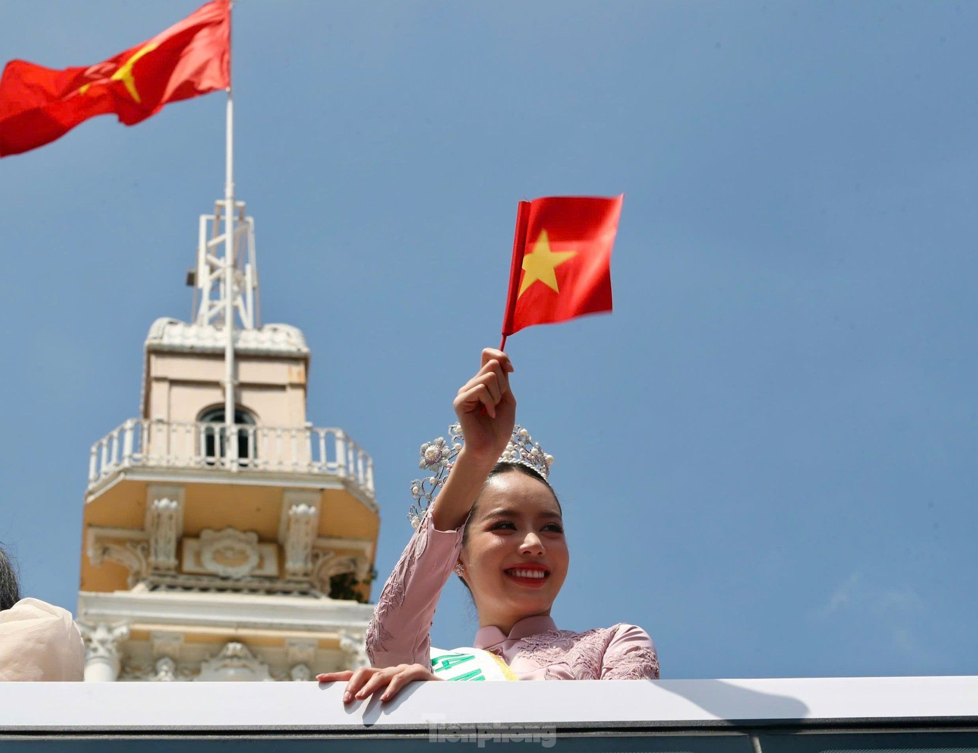 Le public a entouré la voiture de parade de Mlle Thanh Thuy, photo 4