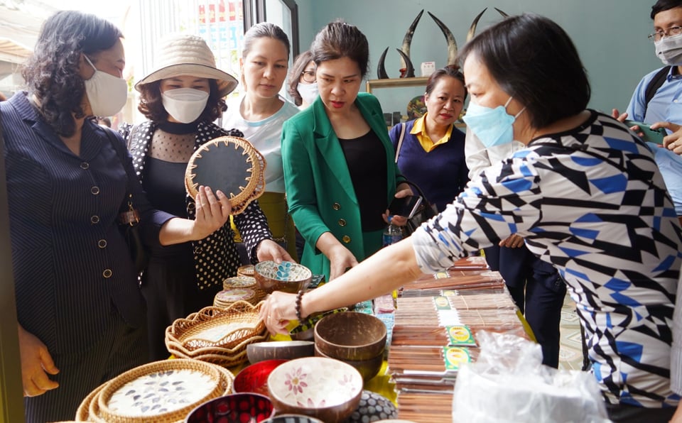 Touristen besuchen die Verkaufsstelle und Produkteinführung des Flaschenmosaik-Handwerkerdorfs Chuyen My im Bezirk Phu Xuyen.  Foto: Cong Tam