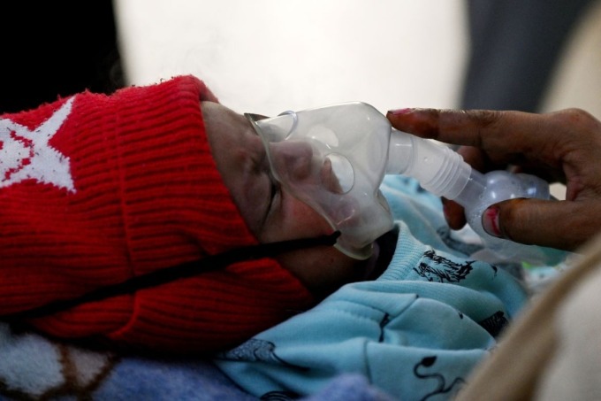 Ein einmonatiges Baby im Chacha Nehru Bal Chikitsalaya Hospital in Neu-Delhi am 7. November. Foto: AFP