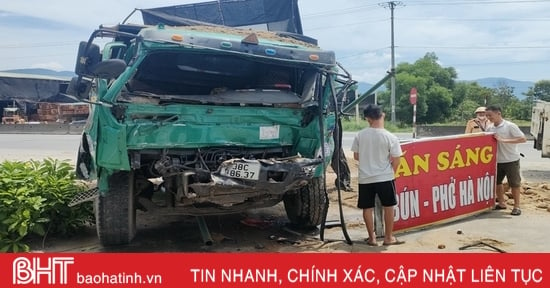 Xe tải tông nhau, một tài xế nhập viện cấp cứu