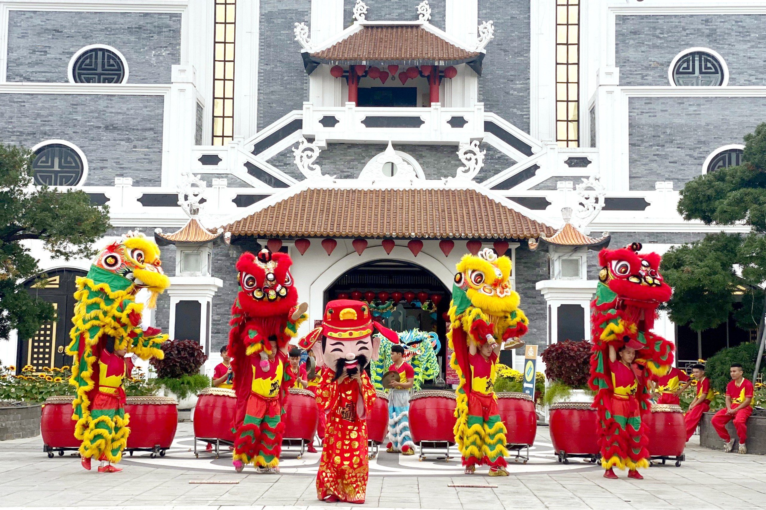 Hàng chục ngàn du khách đến Tây Ninh, Đà Nẵng du xuân, cầu an- Ảnh 5.