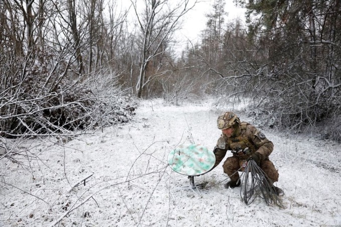 Ukrainische Soldaten mit Starlink-Ausrüstung im Februar in Kreminna. Foto: Reuters