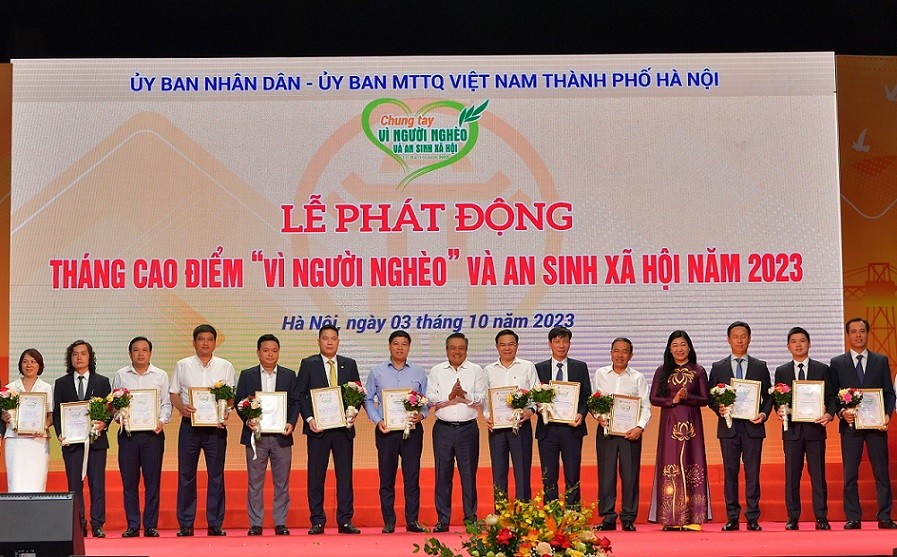 Vietcombank ủng hộ 10 tỷ đồng trong tháng cao điểm ‘Vì người nghèo’ và an sinh xã hội TP. Hà Nội năm 2023