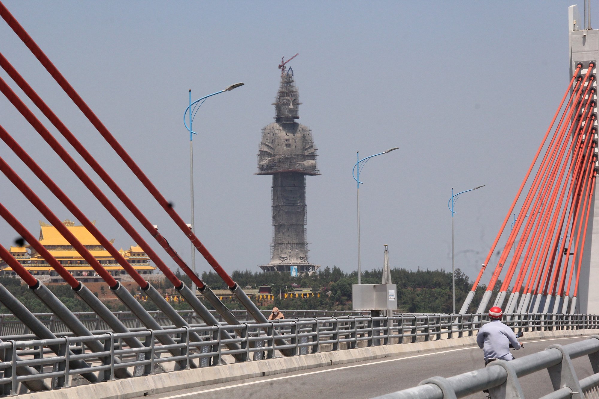 Cầu Cổ Lũy là nơi phù hợp nhất để thả mình vào thiên nhiên và ngắm chùa Minh Đức và tượng Phật Quan Âm