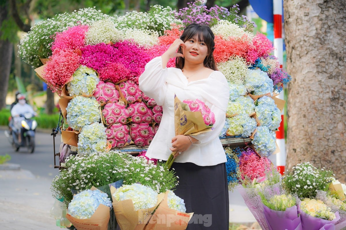 El otoño llama a la puerta, las musas se apresuran a registrarse en las calles de Hanoi foto 4