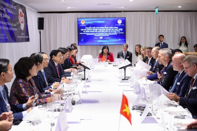 World businesses discuss with the Prime Minister about cooperation in developing artificial intelligence (AI), automobile technology, and semiconductor chips, January 16. Photo: Nhat Bac