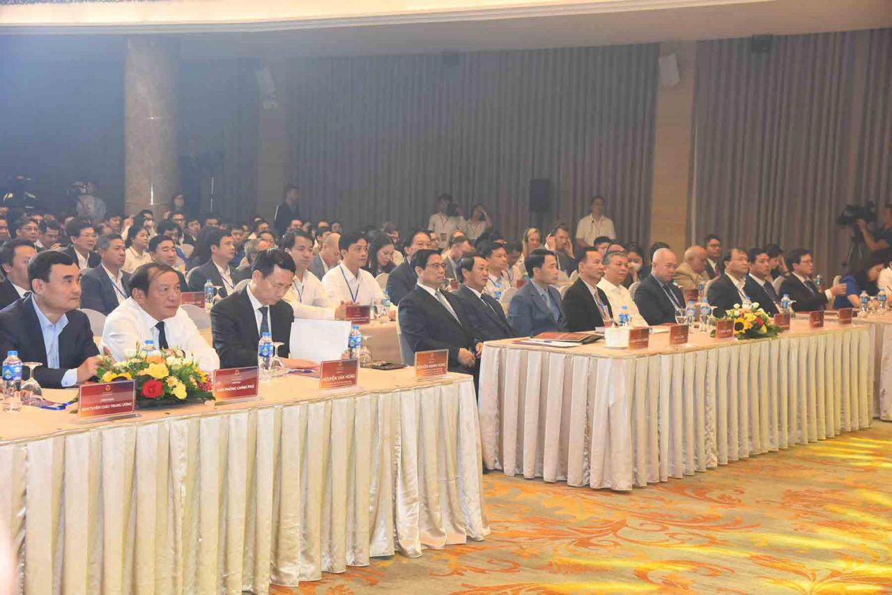 El primer ministro Pham Minh Chinh y los delegados asistentes al programa. Foto: Hai Nguyen