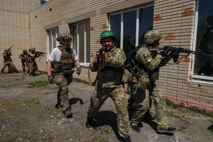 6月13日、ハリコフで訓練中のウクライナ軍兵士たち。写真：AFP