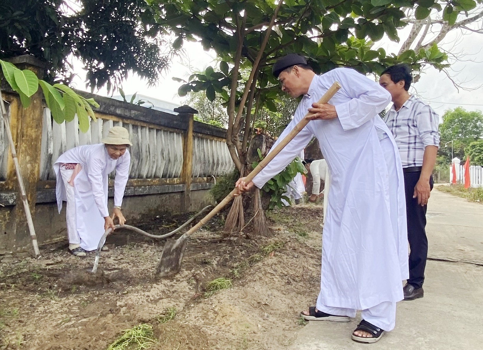 Trung Duc Temple received a section of road to sweep, clear, plant and take care of flowers. Photo: K.L