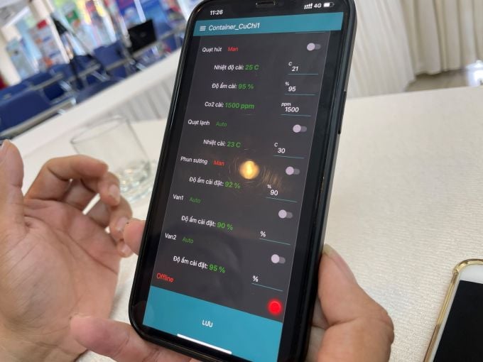 Monitor and set up mushroom farm environmental indicators on your phone. Photo: Ha An