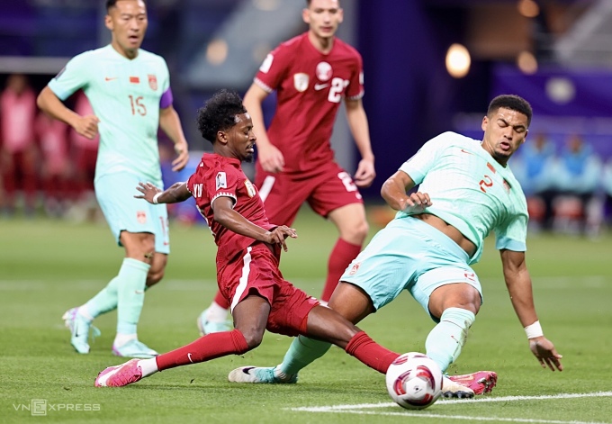 Trung Quốc (áo xanh) thua Qatar (áo đỏ) 0-1 ở lượt trận cuối bảng A Asian Cup 2023. Ảnh: Lâm Thoả