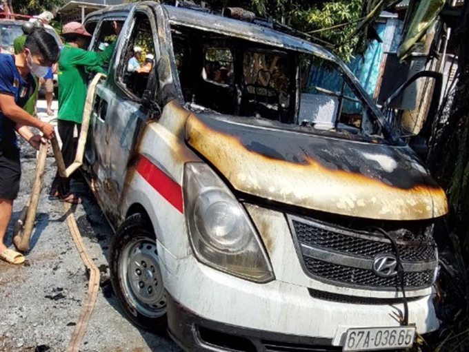 The ambulance was severely damaged after the fire. Photo: Tran Thanh