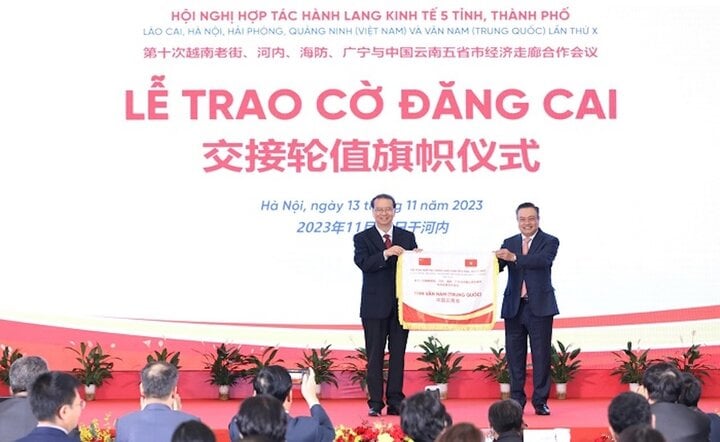 El presidente del Comité Popular de Hanoi, Tran Sy Thanh, entregó la bandera anfitriona de la 11ª Conferencia al presidente del Comité Popular Provincial de Yunnan, Liu Xiaokai.