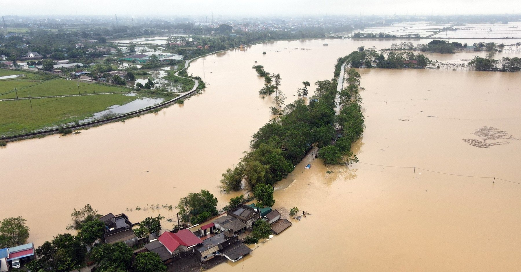 Northern region has strong sunshine and sudden rain, 'flood center' in Hanoi will be flooded for up to 10 days