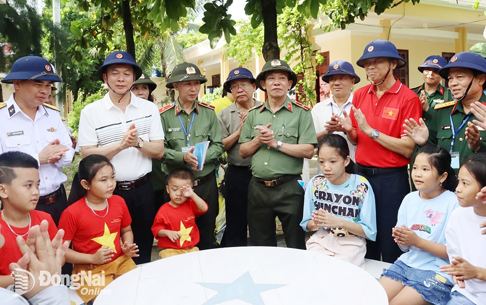 Đoàn công tác số 15 tham gia văn nghệ cùng các cháu thiếu nhi xã đảo Sinh Tồn