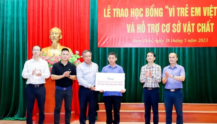 Báo Đầu tư tổ chức trao 150 suất học bổng cho học sinh huyện Nam Đàn, Hưng Nguyên, tỉnh Nghệ An