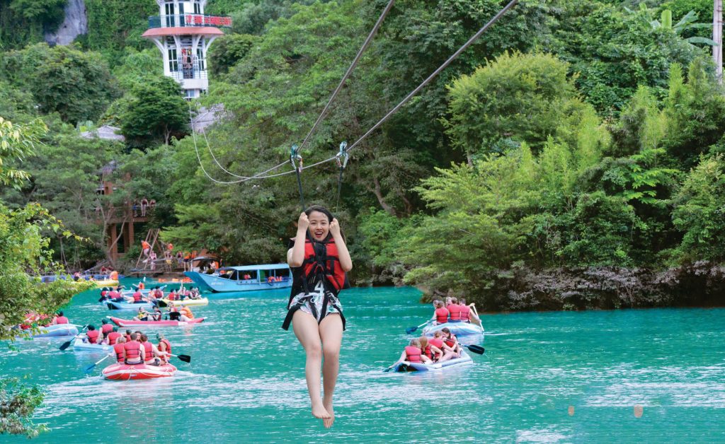 Du khách thích thú với các trò chơi mạo hiểm tại sông Chày - hang Tối