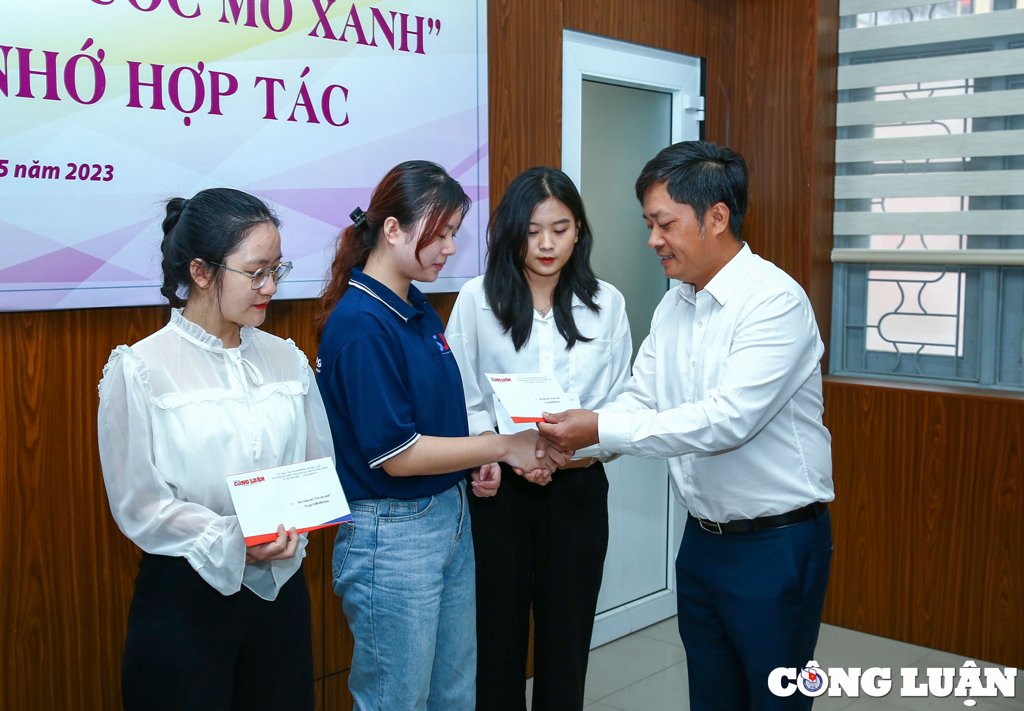바오 나 바오 콩 루안은 사회 과학 및 인문 대학 학생들에게 장학금을 수여했습니다. 사진 3