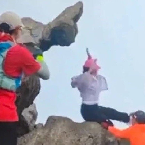 En posant pour une photo de « vie virtuelle » sur une falaise, une touriste a failli perdre la vie