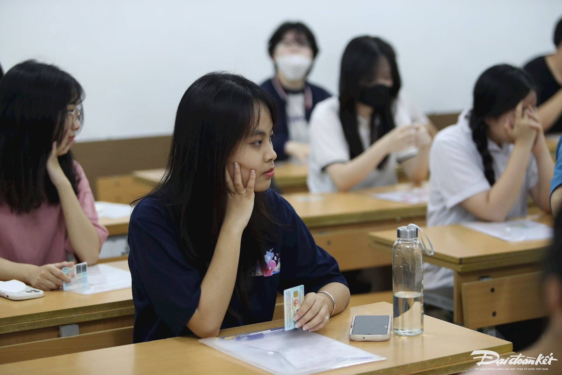 受験生たちが2024年度高校卒業試験規則の発表を聞いている。写真：Le Khanh。