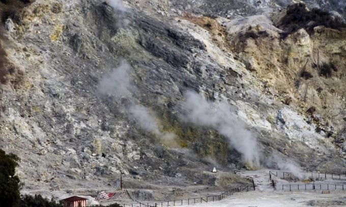 Aus der Solfatara di Pozzuoli, einem der 24 Krater des Vulkans Campi Flegrei, steigt schwefelhaltiger Rauch auf. Foto: Vincenzo Izzo