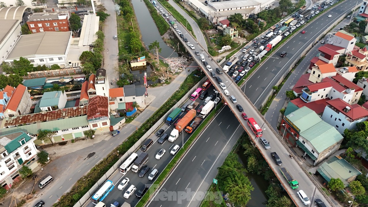 Los vehículos quedaron atascados durante más de 5 km en la carretera Phap Van - Cau Gie debido a las inundaciones. Foto 10