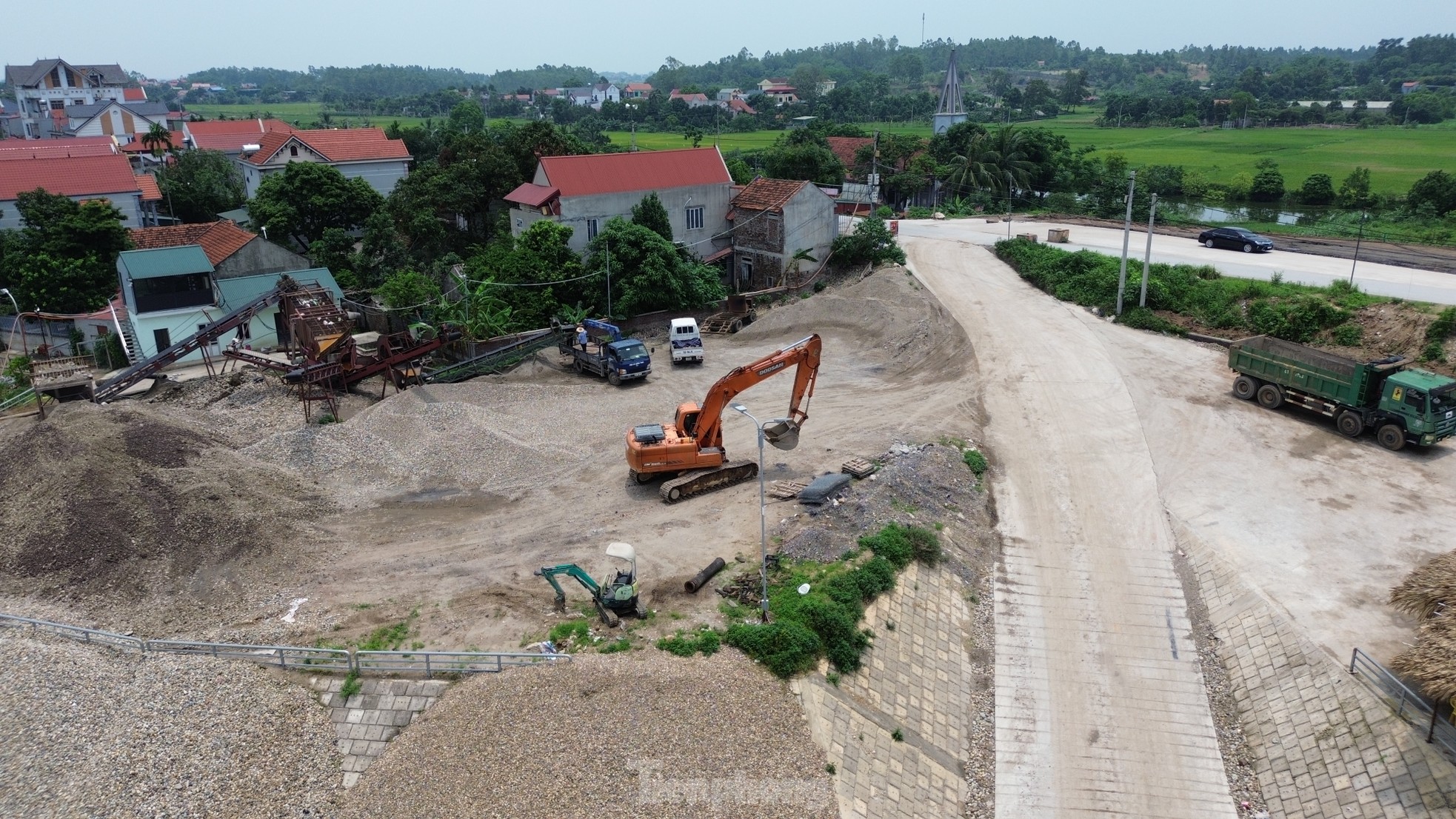 Close-up of the embankment roof collapsing, houses of 42 households sinking and cracking due to sand mining in Hanoi photo 9