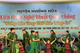 500 acteurs participent au festival d'art de masse « Huong Hoa fait écho à jamais au chant héroïque »