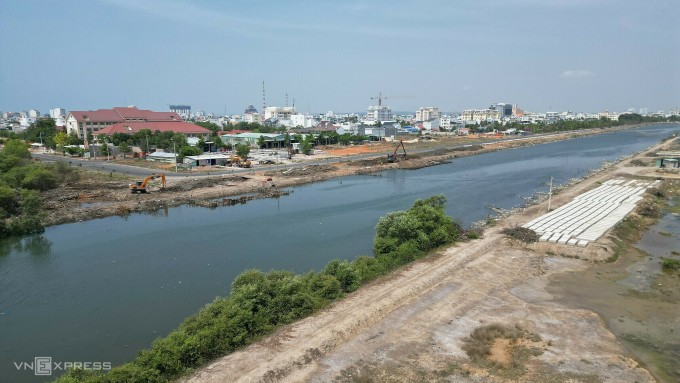 Le tronçon de la rivière Ben Loi, long de plus de 1,2 km, dans la nouvelle zone urbaine de Phan Thiet est en cours de dragage, ses berges renforcées et le paysage embelli, juin 2023. Photo : Viet Quoc