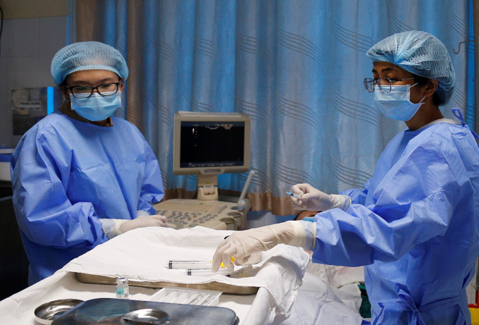 Doctor performs fetal blood transfusion. Photo: Tu Du Hospital