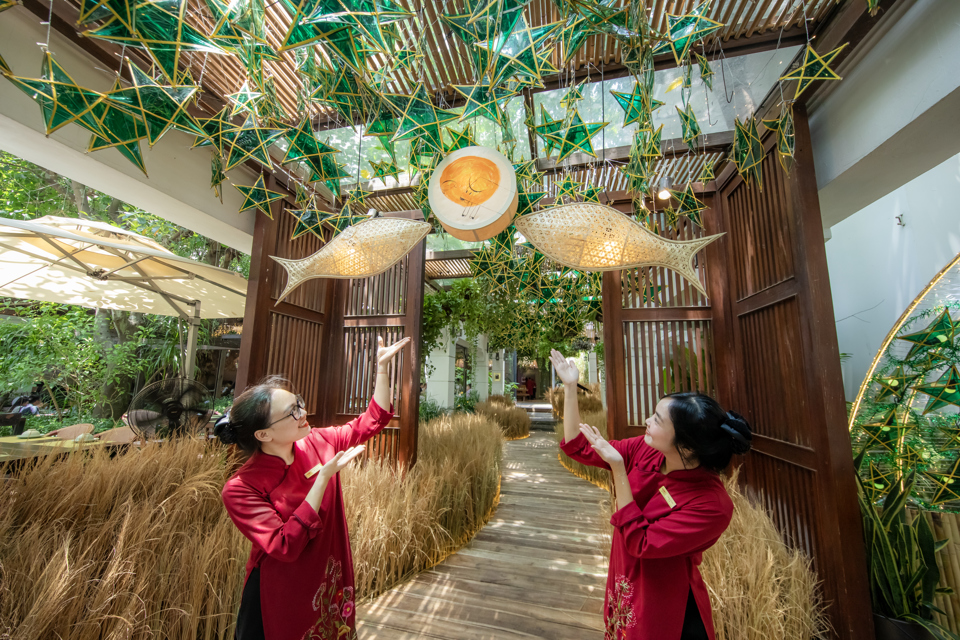 Le propriétaire du jardin Ngon a également souligné que ce que les gens espèrent du festival de la mi-automne, c'est que les gens aient l'opportunité d'être plus proches et plus attachés les uns aux autres, et que les enfants aient l'opportunité de mieux comprendre la beauté de la culture traditionnelle.