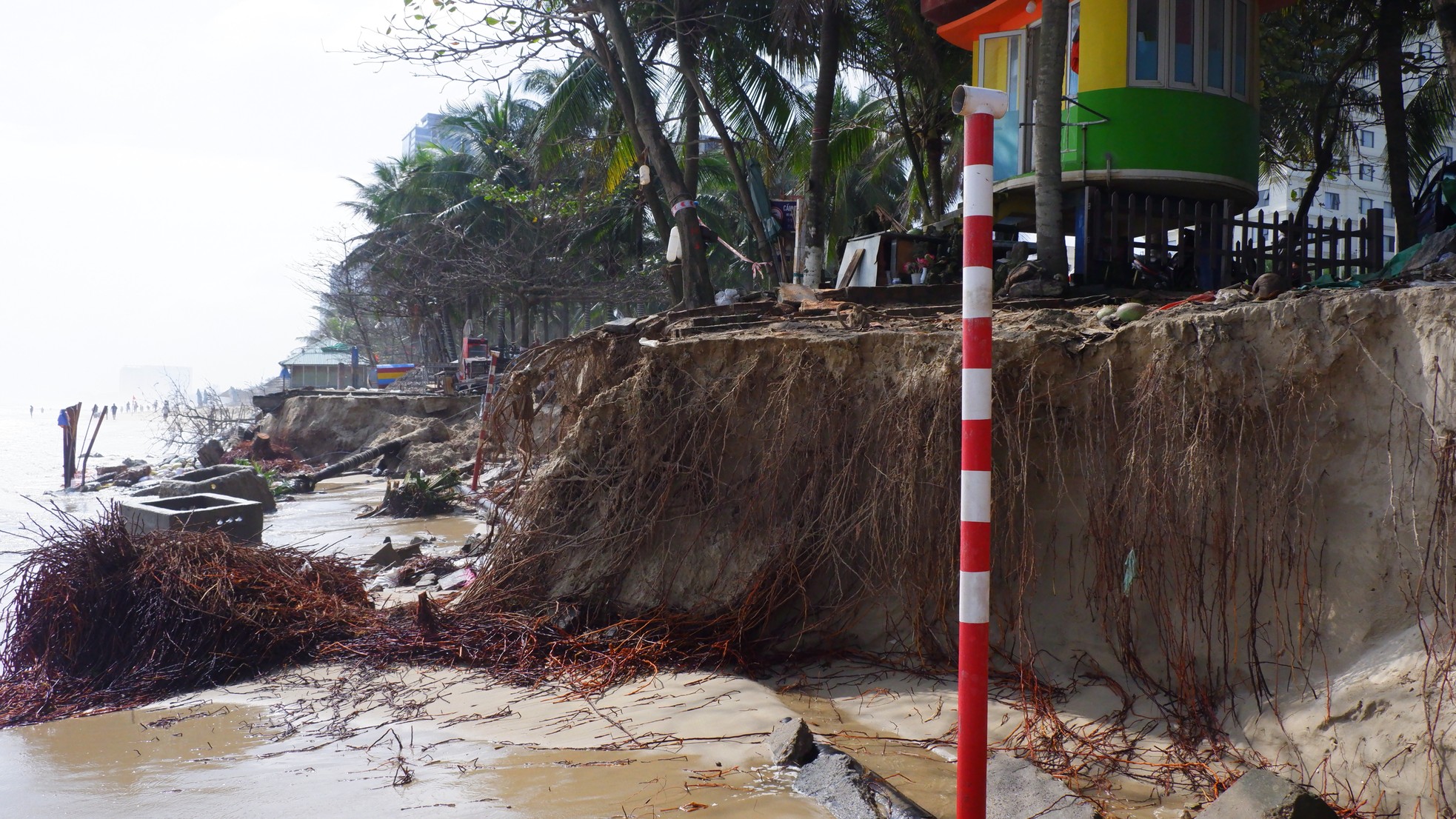 Schwere Erdrutsche am Strand von Da Nang, viele Kioske wurden von den Wellen zerstört Foto 6