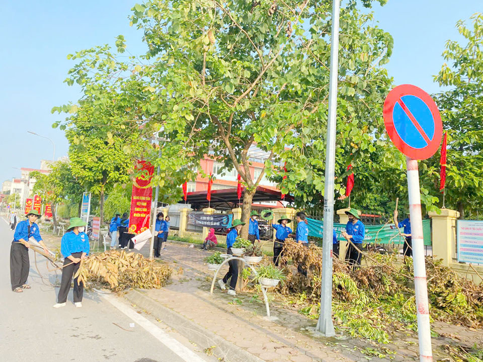 Lực lượng đoàn viên thanh niên tham gia dọn dẹp đường phố.