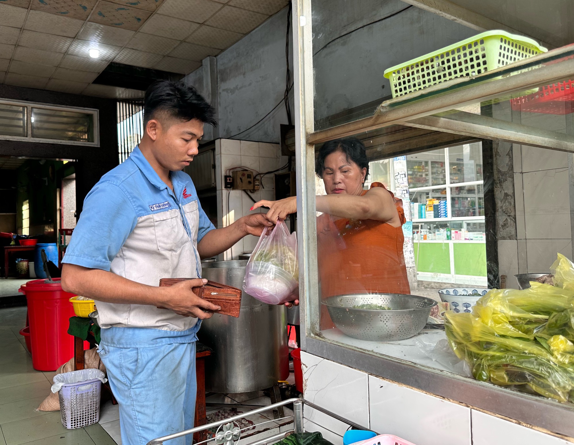 Quán phở TP.HCM mở bán lúc 3 giờ sáng: Vì sao là… 'phở sinh đôi'? - Ảnh 7.