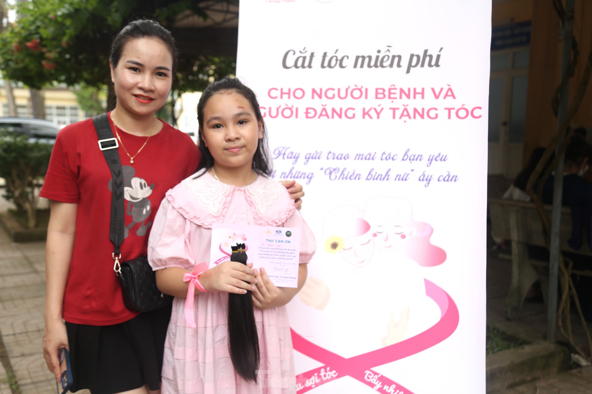រូបភាពក្មេងស្រីអាយុ 4 ឆ្នាំបរិច្ចាគសក់ដល់អ្នកជំងឺមហារីក រូបថត 14