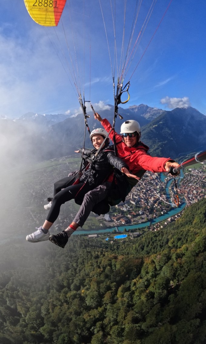 Dịch vụ chơi paragliding ở Thụy Sĩ phổ biến, có phi công bay kèm. Ảnh: Thanh Tú