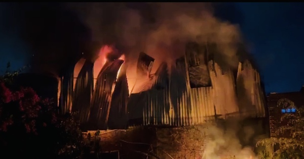 Packaging factory fire spread to houses, many people panicked at night