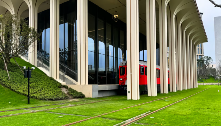 El Centro de Investigación y Desarrollo del Lago Luyen Thu tiene un sistema de tranvía que se mueve dentro del campus. (Foto: SCMP)