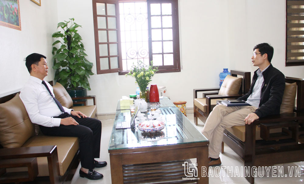 Reporter of Thai Nguyen Newspaper discussed with the leader of the Provincial People's Court (left) about the issue of child sexual abuse.