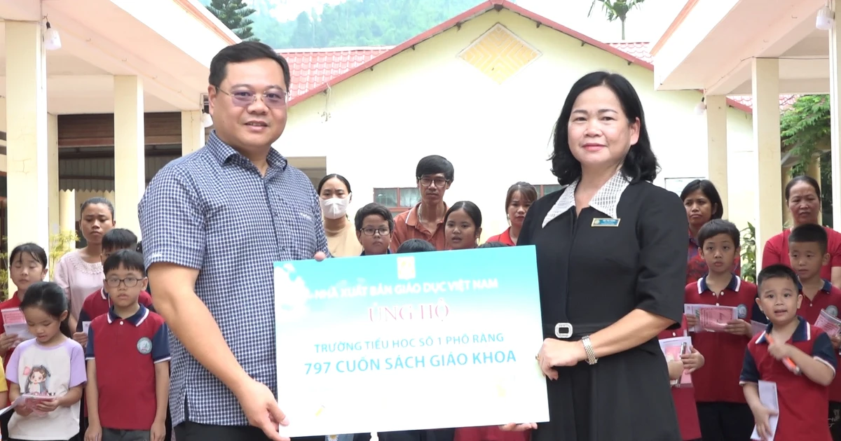 La maison d'édition vietnamienne Education Publishing fait don de livres aux étudiants de Lao Cai touchés par la tempête Yagi