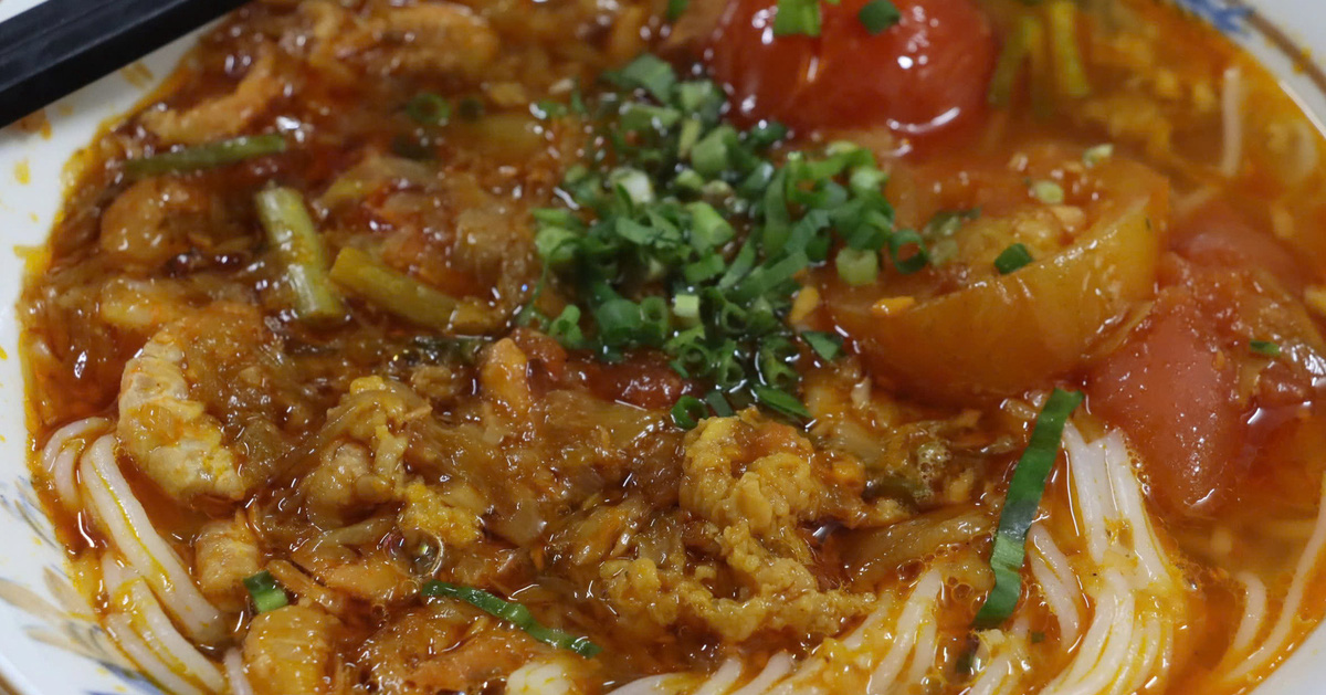 Bun Rieu enthält nur getrocknete Garnelen, Tomaten, Schweineschwarten und Brühe wie Fadennudelsuppe, aber der Topf ist immer leer.