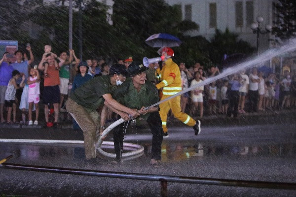 ハノイのアパートの住人数千人が夜間に消火と避難の訓練