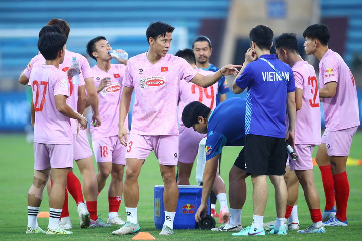 L'équipe vietnamienne s'échauffe au stade Thien Truong.